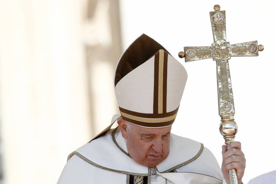 Papa, gençlerin ayaklarını yıkayıp öptü! Bakın neden... 23